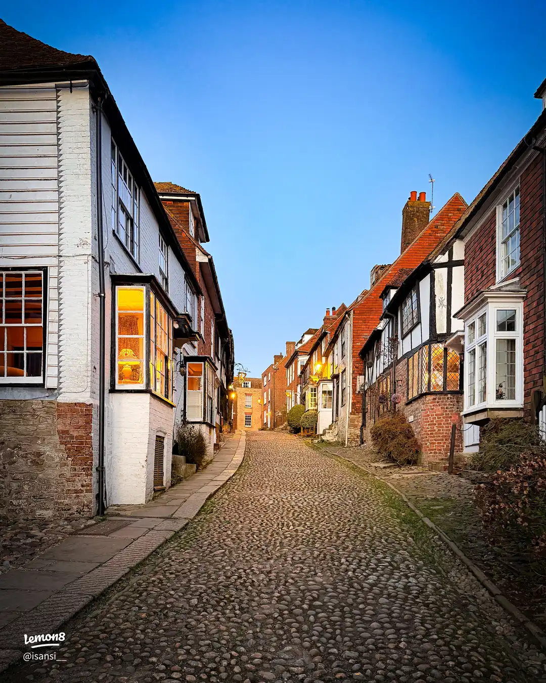 Fell in love with a street I’d never met before 🕯️'s images(0)